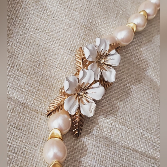 Trifari white gold enamel flower brooch RARE HTF 50's 60's signed vintage estate - Picture 15 of 16